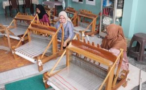 Desainer Indonesia Mulai Gunakan Tenun Serat Nanas