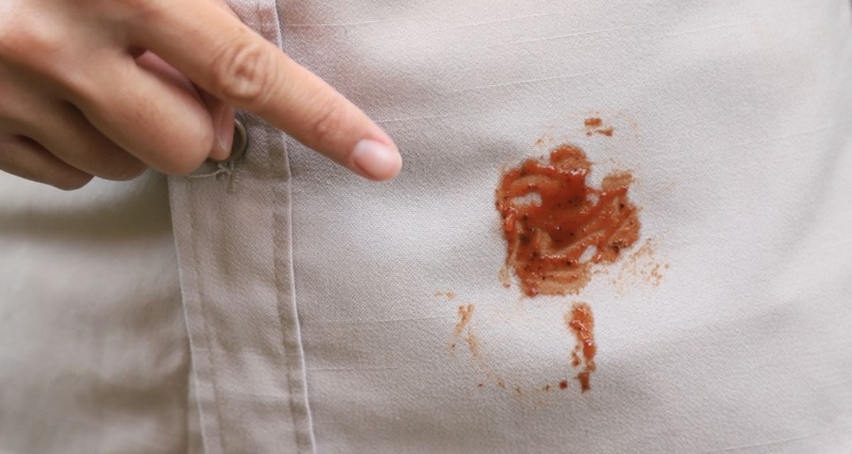 Trik Membersihkan Noda Saus Tanpa Merusak Serat Baju Putih