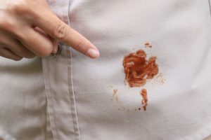 Trik Membersihkan Noda Saus Tanpa Merusak Serat Baju Putih