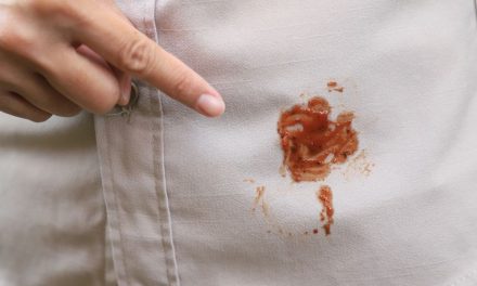Trik Membersihkan Noda Saus Tanpa Merusak Serat Baju Putih