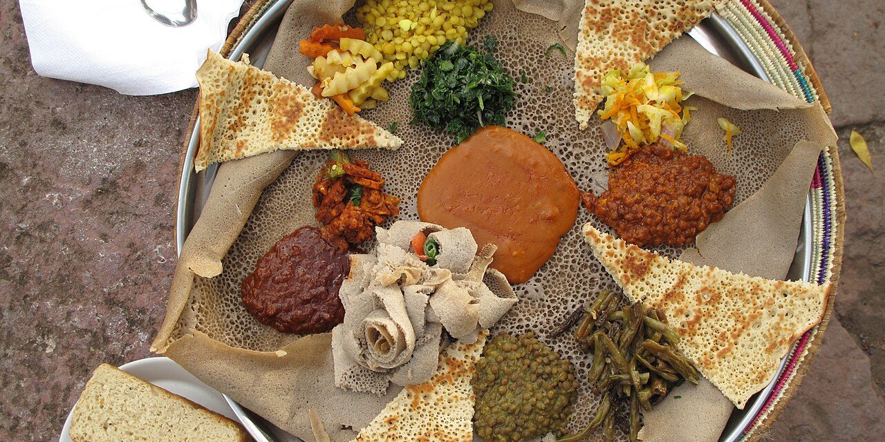 Injera Etiopia: Roti Pipih Bertekstur Spons Yang Jadi Alat Makan
