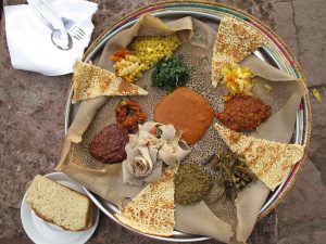 Injera Etiopia: Roti Pipih Bertekstur Spons Yang Jadi Alat Makan