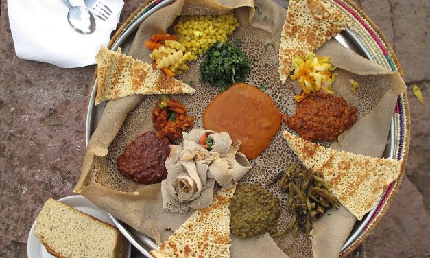 Injera Etiopia: Roti Pipih Bertekstur Spons Yang Jadi Alat Makan