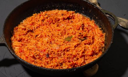 Nasi Jollof: Sajian Tomat Cabai Afrika Barat Penuh Persaingan