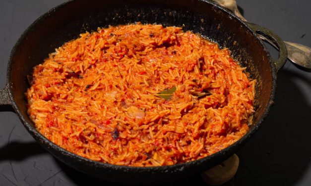 Nasi Jollof: Sajian Tomat Cabai Afrika Barat Penuh Persaingan