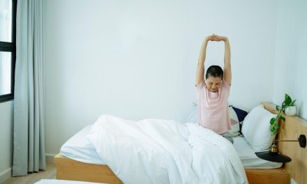 Trik Peregangan Sebelum Tidur Bikin Tidur Nyenyak Lebih Lama