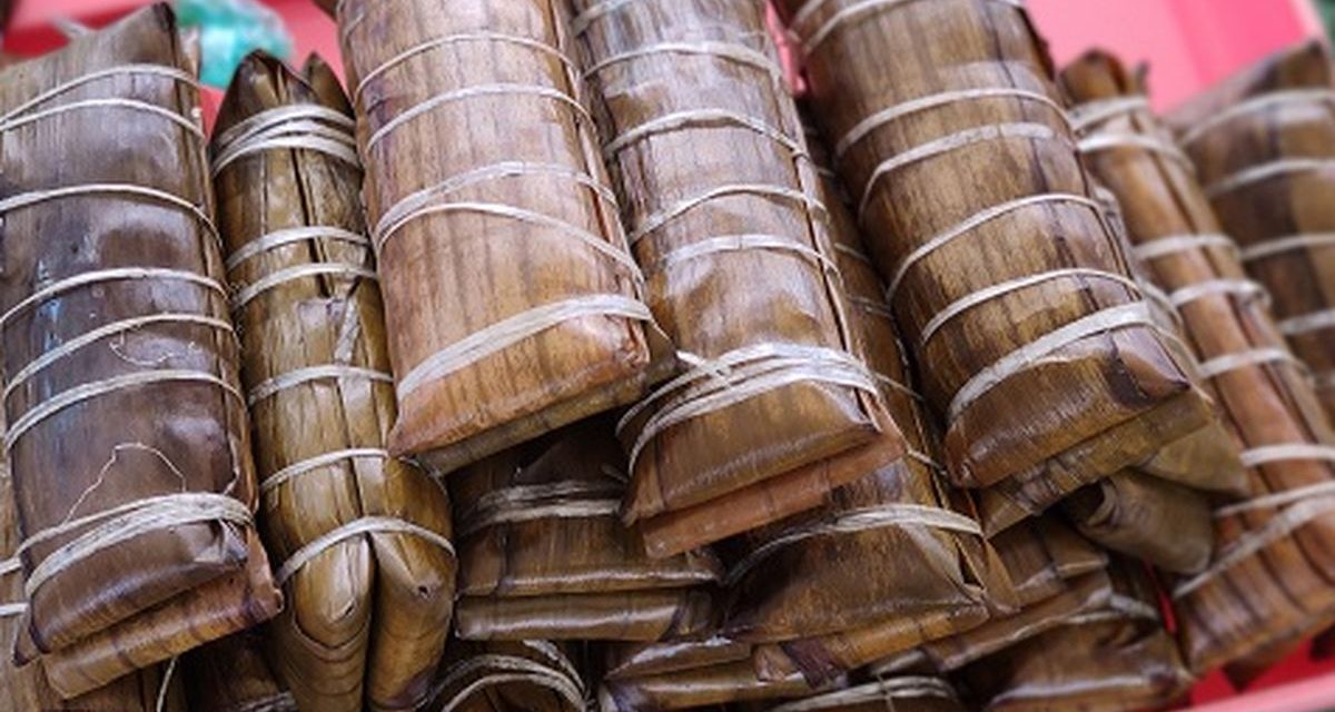 Kue Burasa Khas Bugis: Nasi Santan Pasangan Coto Makassar