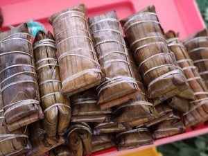 Kue Burasa Khas Bugis: Nasi Santan Pasangan Coto Makassar