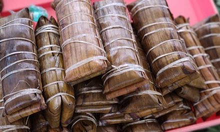 Kue Burasa Khas Bugis: Nasi Santan Pasangan Coto Makassar