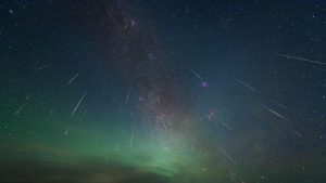 Waktu Terbaik Amati Puncak Hujan Meteor Perseid 2026 Hari Ini