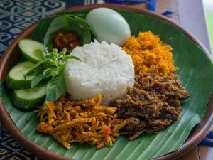 Nasi Krawu Khas Gresik: Sajian Nasi, Suwir Daging, Sambal Terasi