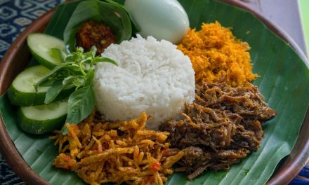 Nasi Krawu Khas Gresik: Sajian Nasi, Suwir Daging, Sambal Terasi