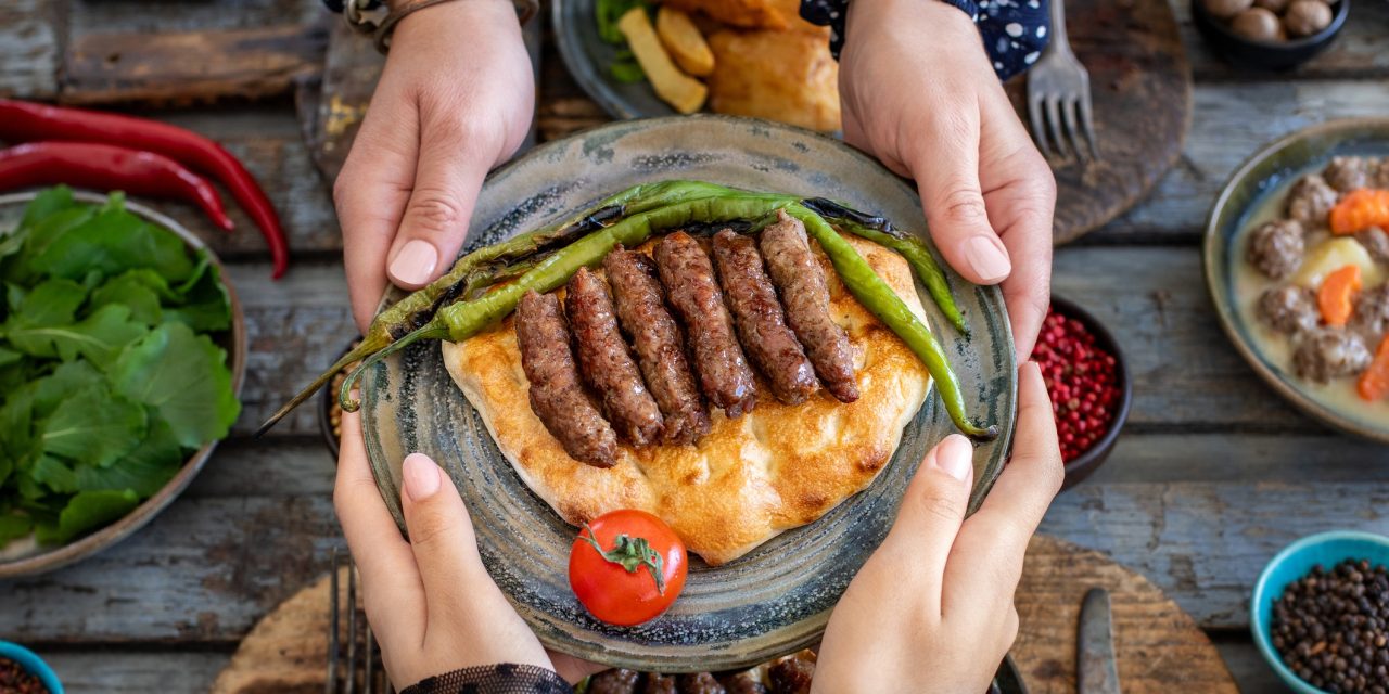 Uniknya Ćevapi Khas Bosnia Disajikan Dengan Roti Somun