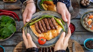 Uniknya Ćevapi Khas Bosnia Disajikan Dengan Roti Somun