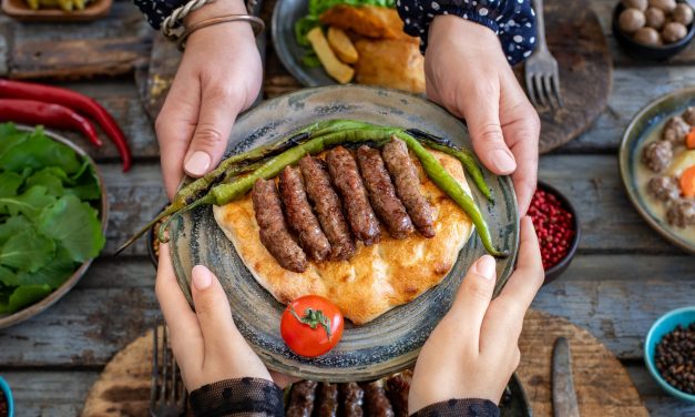 Uniknya Ćevapi Khas Bosnia Disajikan Dengan Roti Somun
