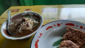 Menikmati Soto Kwali Daging Sapi Dengan Aneka Sundukan