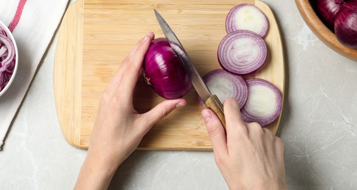 Potong Bawang Merah Tanpa Menangis: Cukup Simpan Di Kulkas!