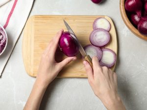 Potong Bawang Merah Tanpa Menangis: Cukup Simpan Di Kulkas!