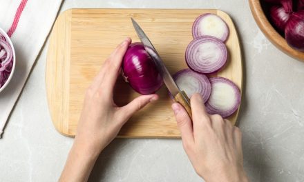 Potong Bawang Merah Tanpa Menangis: Cukup Simpan Di Kulkas!